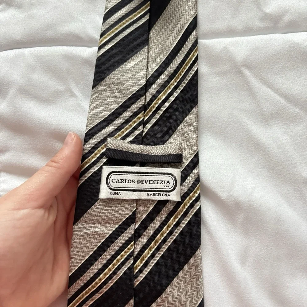 CARLOS DEVENEZIA Mens‎ 100% Silk Necktie Designer Striped Beige Black Luxury